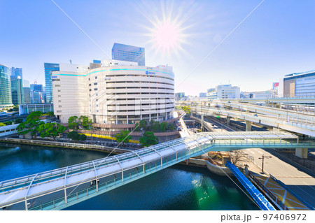 【神奈川県】1月・青空の横浜市と都市風景 97406972