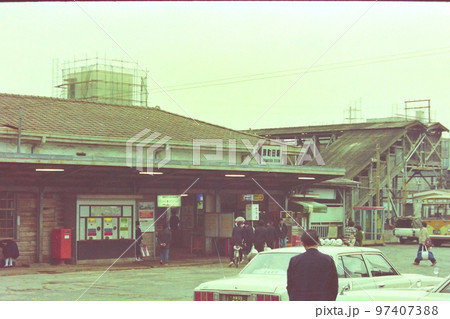 横浜線・原町田(現町田)駅舎、1980年3月6日、移設工事が始まった頃、小田急乗換は急ぎ足で7分 横浜線・原町田(現町田)駅舎、1980年3月6日、移設工事が始まった頃、小田急乗換は急ぎ足で7分 97407388