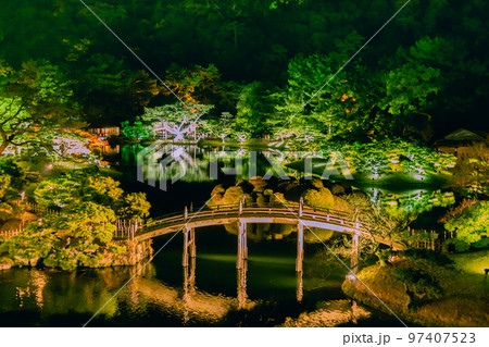 栗林公園　秋のライトアップ紅葉が最高 97407523