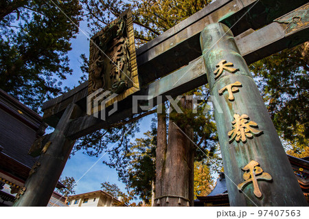 埼玉奥秩父の冬 三峯神社 青銅鳥居 埼玉奥秩父の冬 三峯神社 青銅鳥居 97407563