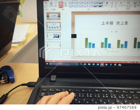パソコン入力の画面と手 パソコン入力の画面と手 97407569
