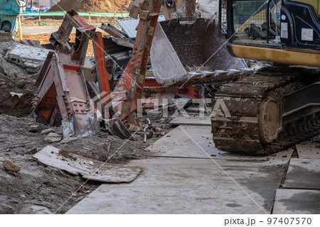 解体現場で撤去した鉄骨を処理する重機 解体現場で撤去した鉄骨を処理する重機 97407570