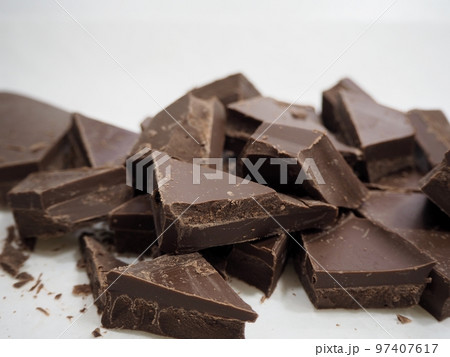 割ったチョコレートのかけら 97407617