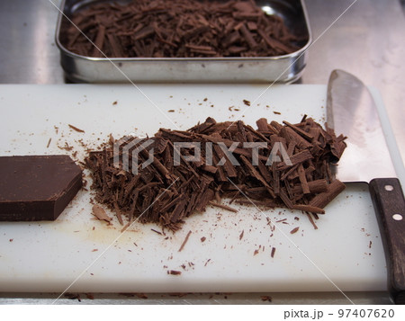 手作りチョコレートの準備、チョコを刻む 97407620