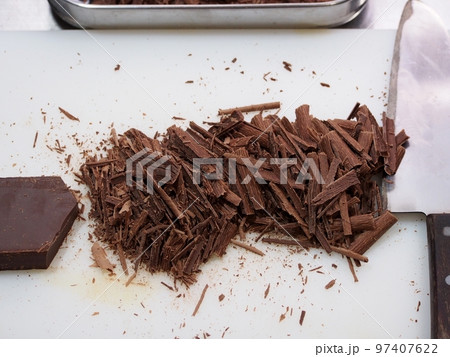 手作りチョコレートの準備、チョコを刻む 97407622