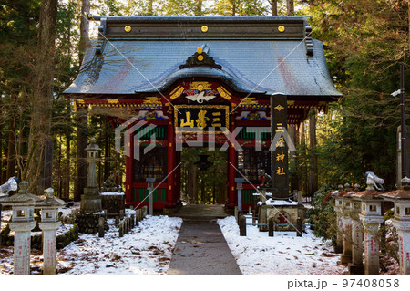 埼玉奥秩父の冬　三峯神社　随身門 97408058