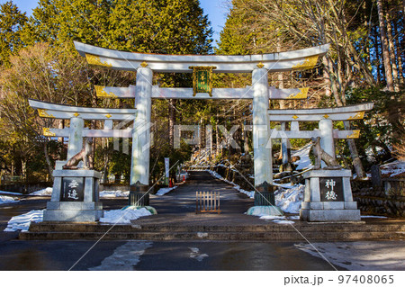埼玉奥秩父の冬　三峯神社　三ツ鳥居 97408065