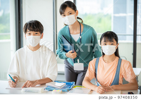 マスクをして勉強する学生 マスクをして勉強する学生 97408350