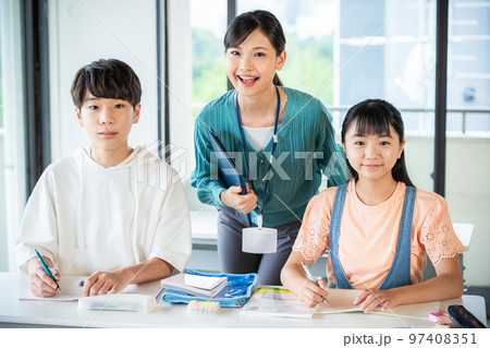 マスクをして勉強する学生 97408351