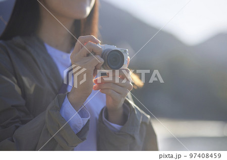 一人旅を楽しむ日本人の女性 97408459