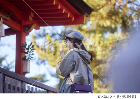 一人旅を楽しむ日本人の女性 97408481