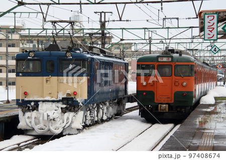 冬の宮内駅を発車する信越本線115系電車(湘南色) 冬の宮内駅を発車する信越本線115系電車(湘南色) 97408674