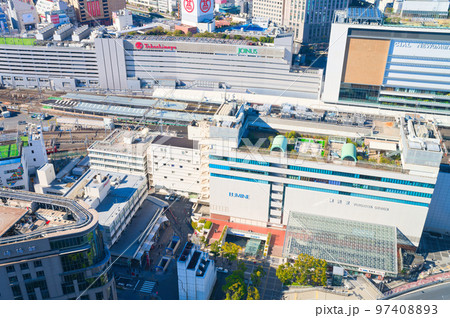 【神奈川県】1月・横浜駅前の都市風景 97408893