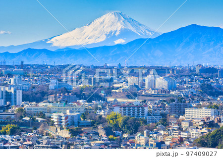 【神奈川県】1月・青空の富士山と横浜の街並み 97409027