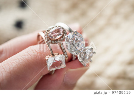 hand hold beautiful jewelry diamond ring hand hold beautiful jewelry diamond ring 97409519