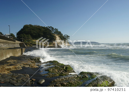 稲村ヶ崎と海岸の景色 稲村ヶ崎と海岸の景色 97410251