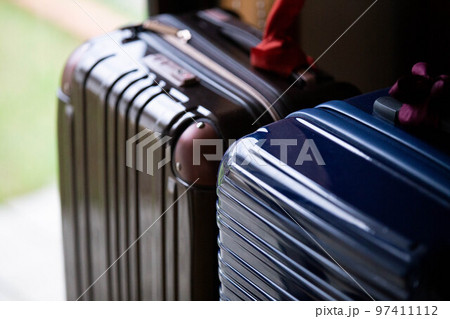 窓際のキャリーバッグ 窓際のキャリーバッグ 97411112