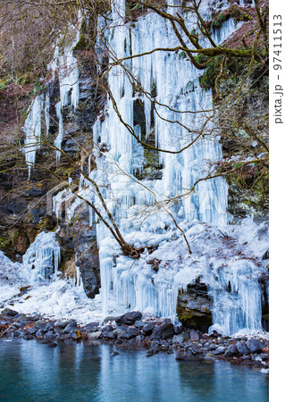 埼玉奥秩父の冬　三十槌の氷柱 97411513