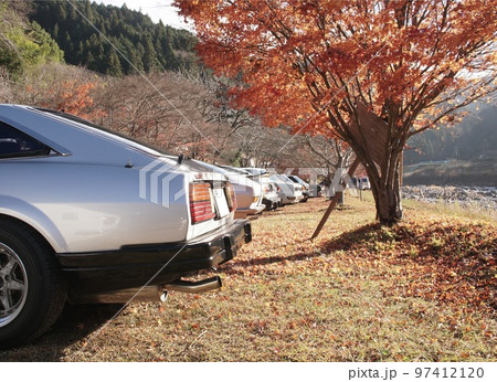 紅葉と日本のクラシックスポーツカー 紅葉と日本のクラシックスポーツカー 97412120