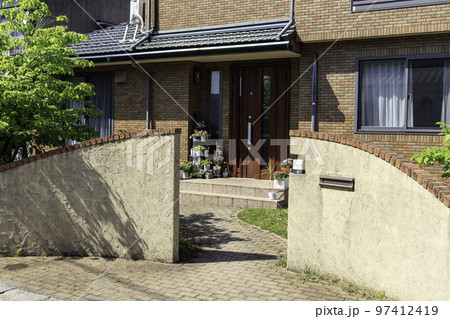 住宅　玄関　アプローチ 97412419