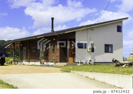 煙突のある平屋建て住宅　玄関アプローチ 97412432