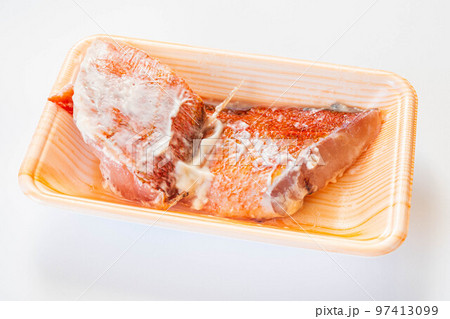 食品トレーに入った赤魚の粕漬け 97413099