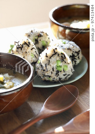 塩昆布と枝豆のおにぎりと豆乳スープ 塩昆布と枝豆のおにぎりと豆乳スープ 97413484