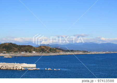 高知新港に着岸中のクルーズ船デッキから眺めた土佐湾の風景 97413500