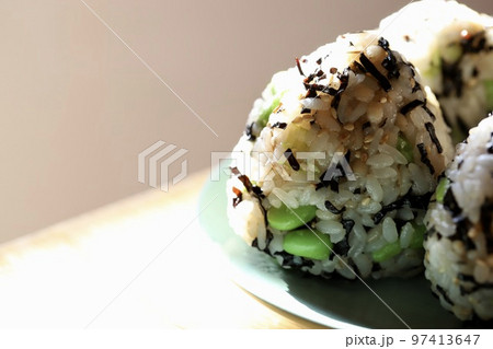 三角に握った塩昆布と枝豆のおにぎり 97413647