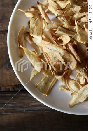 グルテンフリーの野菜のおやつ　スライスごぼうチップス 97414120