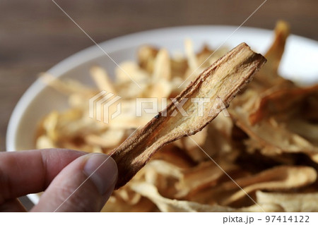 グルテンフリーの野菜のおやつ　スライスごぼうチップス 97414122