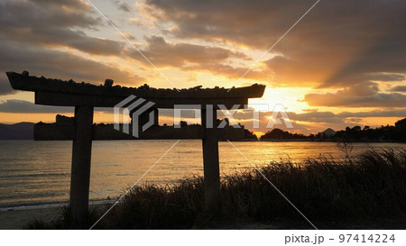 琴弾地海水浴場と恵美須神社鳥居【香川県直島町積浦】6 97414224