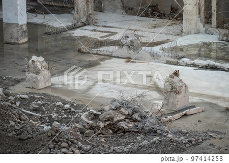 ビルの地下フロアの解体工事 ビルの地下フロアの解体工事 97414253