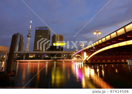 スカイツリーとビル群の夜景 隅田川吾妻橋付近から スカイツリーとビル群の夜景 隅田川吾妻橋付近から 97414506