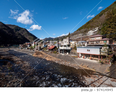 山間の集落と川の流れ 山梨県丹波山村 山間の集落と川の流れ 山梨県丹波山村 97414945