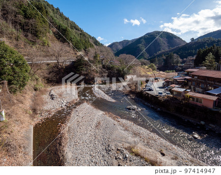 山間の集落と川の流れ 山梨県丹波山村 山間の集落と川の流れ 山梨県丹波山村 97414947