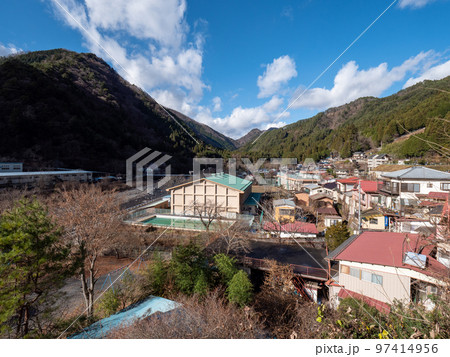 山間の集落と川の流れ 山梨県丹波山村 丹波山中学校 山間の集落と川の流れ 山梨県丹波山村 丹波山中学校 97414956