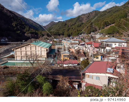 山間の集落と川の流れ 山梨県丹波山村 丹波山中学校 山間の集落と川の流れ 山梨県丹波山村 丹波山中学校 97414960