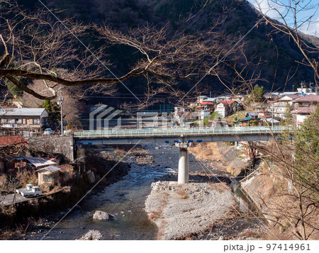 山間の集落と川の流れ　山梨県丹波山村 97414961