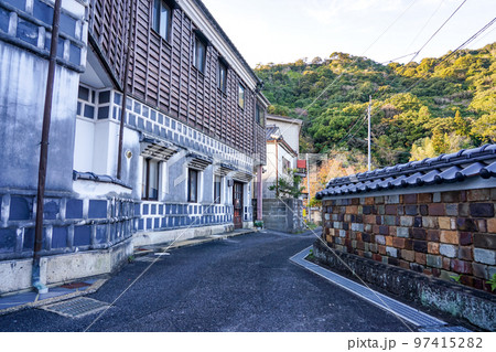 トンバイ塀のある裏通り（佐賀県有田町） 97415282