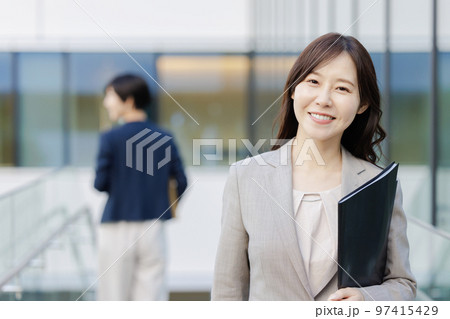 階段を歩く女性　ビジネスイメージ　撮影協力「LINK FOREST」 97415429