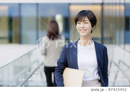 階段を歩く女性　ビジネスイメージ　撮影協力「LINK FOREST」 97415452