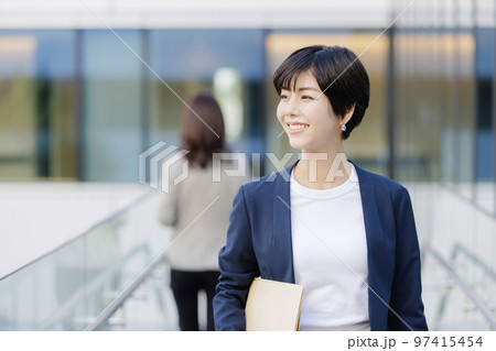 階段を歩く女性　ビジネスイメージ　撮影協力「LINK FOREST」 97415454