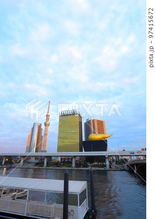 スカイツリーとビル群の夕景 隅田川吾妻橋付近から スカイツリーとビル群の夕景 隅田川吾妻橋付近から 97415672