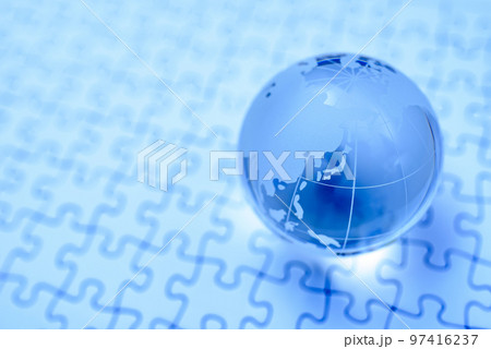 ジグソーパズルの上の地球儀 青色 ジグソーパズルの上の地球儀 青色 97416237