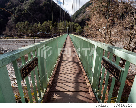 冬晴れの山梨県丹波山村の丹波川にかかるやまびこ橋 97416510