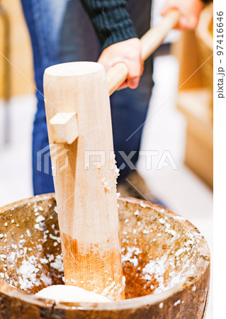 餅つき は お正月 の 恒例行事　【 正月 の イメージ 】 97416646