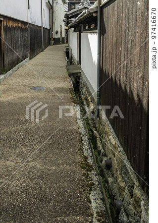 柳井　白壁の町並み　古い町割の排水溝　山口県柳井市 97416670