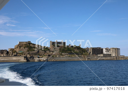 長崎県 軍艦島(端島)ドルフィン桟橋近くのクルーズ船からの眺め 長崎県 軍艦島(端島)ドルフィン桟橋近くのクルーズ船からの眺め 97417018