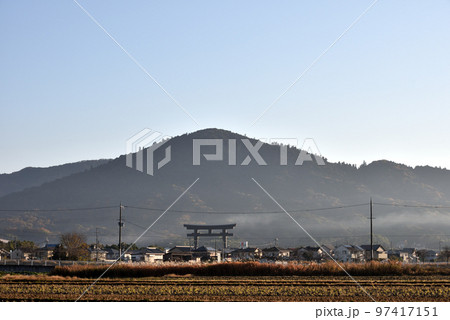 大鳥居と三輪山 97417151